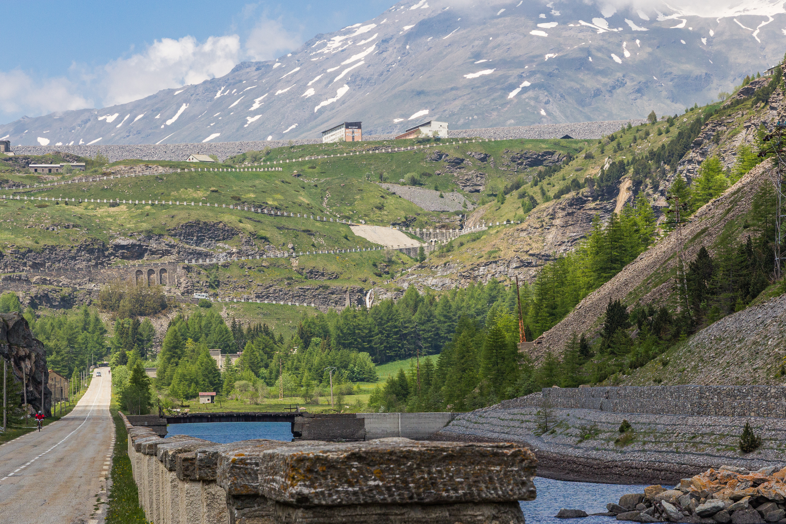 Am Mont-Cenis-Plateau – Hotel Malamot vor Schneefeldern